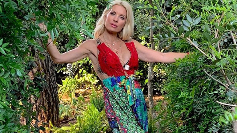 To colorful φόρεμα που επέλεξε η Ελένη Μενεγάκη για τις βόλτες της στα Άχλα