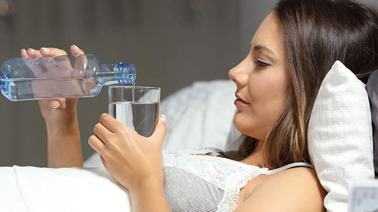 Γιατί πρέπει να πίνουμε ένα ποτήρι νερό αμέσως μόλις ξυπνάμε;