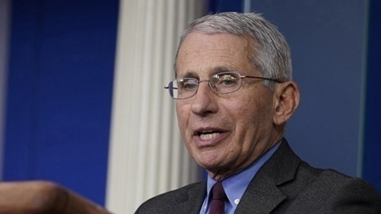 Φάουτσι: Η εσπευσμένη έγκριση εμβολίου απειλεί τις δοκιμές άλλων