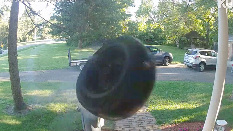 Τροχός χτυπά την πόρτα ενός σπιτιού