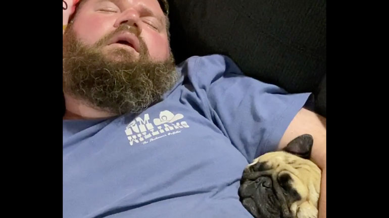 Διαγωνισμός ροχαλητού μεταξύ ανθρώπου και pug