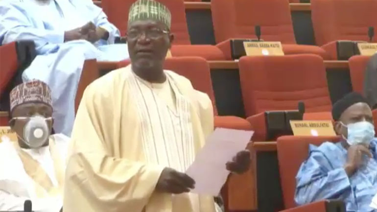 Έβγαλε τη μάσκα του για να φταρνιστεί