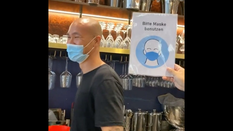 Άνδρας όμοιος με την ένδειξη «Απαιτείται μάσκα»