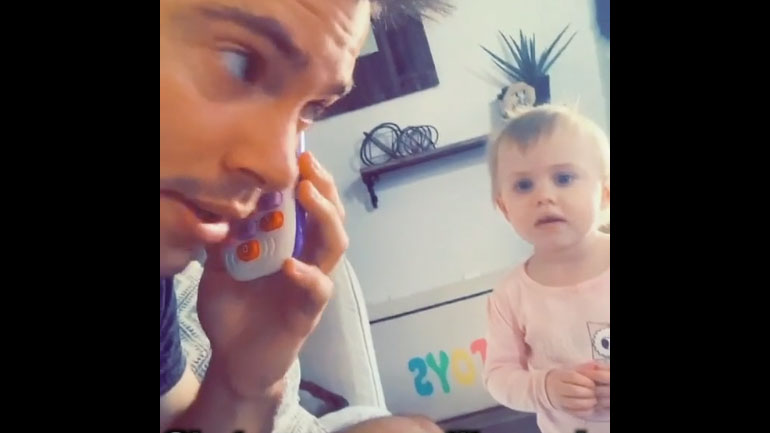 Ένα μικρό κορίτσι ντρέπεται πολύ όταν ο μπαμπάς της μιλάει με τον φίλο της