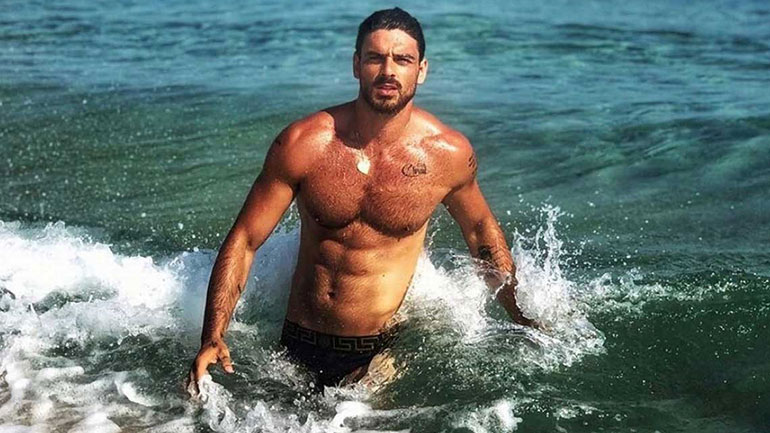 Νέες φωτογραφίες από τις διακοπές του πρωταγωνιστή της ταινίας «365 DNI» στην Ελλάδα!