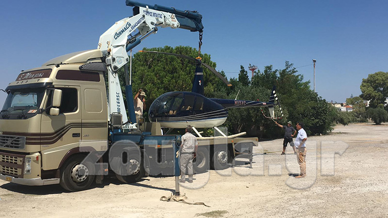 Γερανός φορτώνει το παραλίγο μοιραίο ελικόπτερο...
