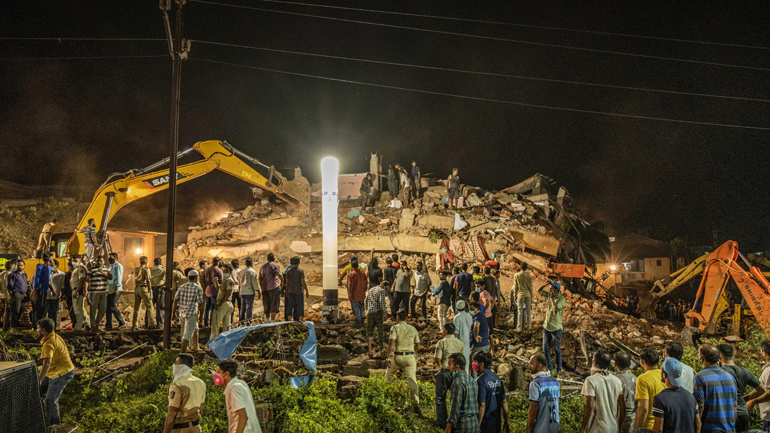 Ινδία: 60 επιζώντες στα συντρίμμια πολυκατοικίας-30 παγιδευμένοι και 1 νεκρός