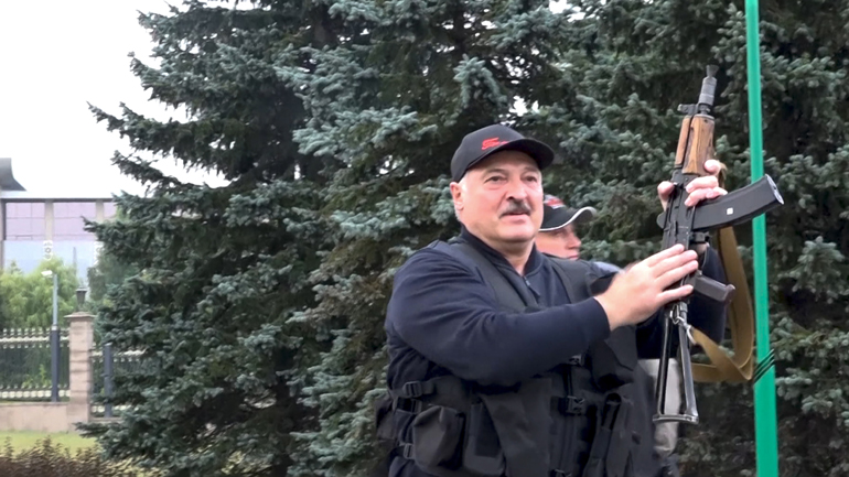 Λευκορωσία: Η αντιπολίτευση επικρίνει την εμφάνιση του Λουκασένκο με καλάσνικοφ