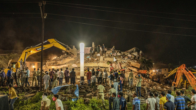 Ινδία: Τετράχρονο αγόρι ανασύρθηκε ζωντανό από τα συντρίμμια πολυκατοικίας