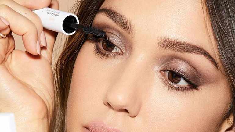 Πώς να αποφύγετε τους κόμπους στις βλεφαρίδες από τη μάσκαρα