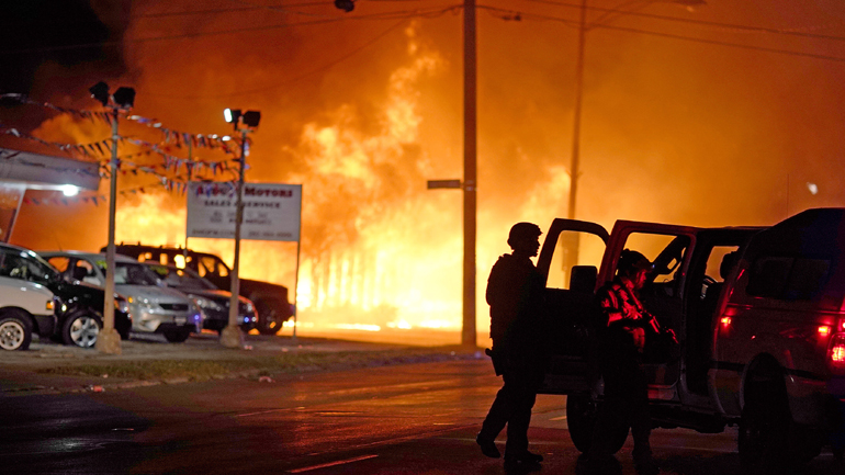 Σε κατάσταση έκτακτης ανάγκης το Ουισκόνσιν: Τρίτη νύχτα ταραχών μετά τον πυροβολισμό Αφροαμερικανού από αστυνομικό