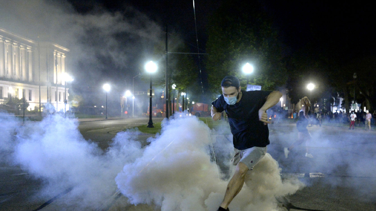 ΗΠΑ: Συγκλονιστικές εικόνες από πυροβολισμούς κατά διαδηλωτών στο Ουισκόνσιν