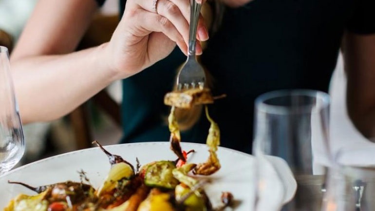 Καταγγελία για ξυλοδαρμό μάγειρα από τον εργοδότη του