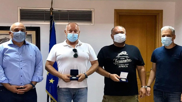 Τίμησαν τον καπετάνιο και τον μηχανικό του «Σαλαμινομάχος» για τη διάσωση του 4χρονου κοριτσιού στο Αντίρριο