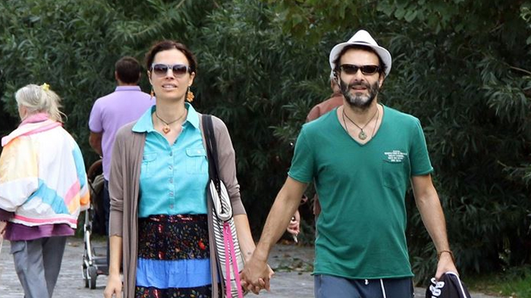 Ο Θανάσης Ευθυμιάδης φωτογραφίζει ολόγυμνη τη σύζυγό του Άννα Δημητρίεβιτς