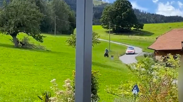 Μοτοσικλετιστής ξεφεύγει από την αστυνομία