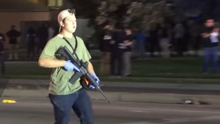 Εικόνες σοκ στις ΗΠΑ: Αρματωμένος 17χρονος πυροβολεί και σκοτώνει διαδηλωτές στo Ουισκόνσιν
