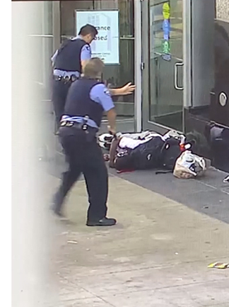 Αστυνομικοί καταφθάνουν στο σημείο όπου αυτοκτόνησε ο Αφροαμερικανός ύποπτος