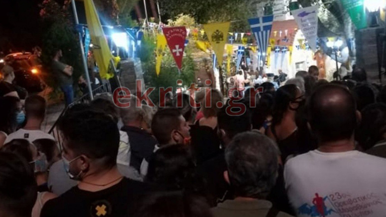 Κρήτη: Συνωστισμός και πρόστιμο σε προσκυνητή για μάσκα έξω από την εκκλησία του Αγ. Φανουρίου