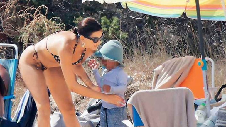 Σταματίνα Τσιμτσιλή: Οι τελευταίες βουτιές στην Πάρο με τα παιδιά της