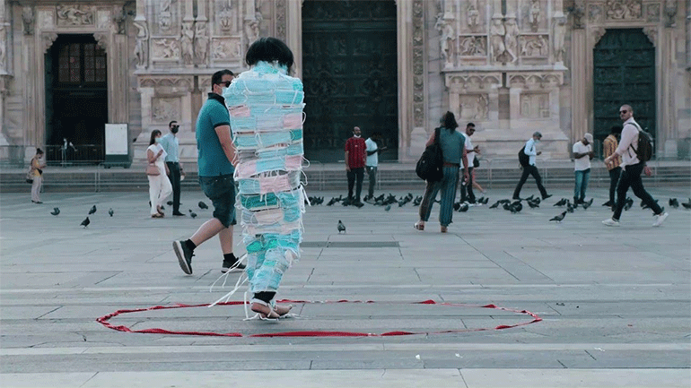 Μια περφόρμανς για τις επιπτώσεις της πανδημίας στην καθημερινότητα