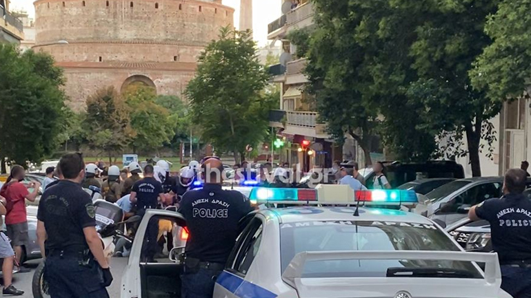 Θεσσαλονίκη: Προσαγωγή δύο Κούρδων διαδηλωτών που έκαψαν αφίσα με το πρόσωπο του Ερντογάν