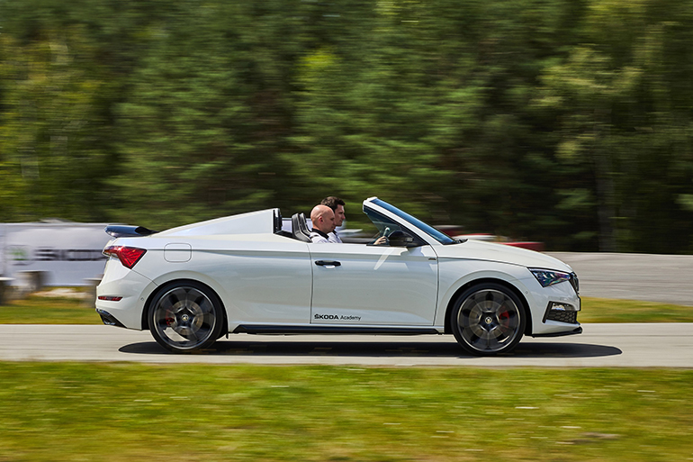 Το αυτοκίνητο δοκίμασε ο παγκόσμιος πρωταθλητής ράλι στη WRC2 ρο 2018 Jan Kopecky μαζί με τον συνοδηγό του Jan Hlousek