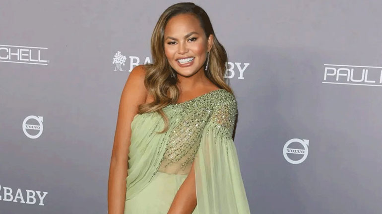 Chrissy Teigen: Μας δείχνει τη φουσκωμένη κοιλίτσα της μέσα από ένα βίντεο στο Instagram
