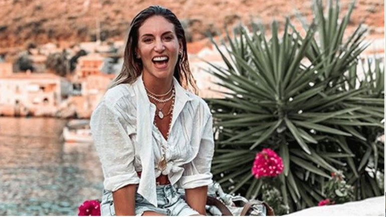 Η Αθηνά Οικονομάκου ποζάρει topless στην παραλία!