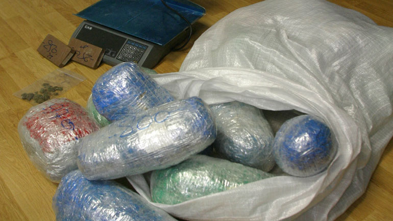 Σύλληψη τεσσάρων ατόμων που μετέφεραν 16 κιλά κάνναβης