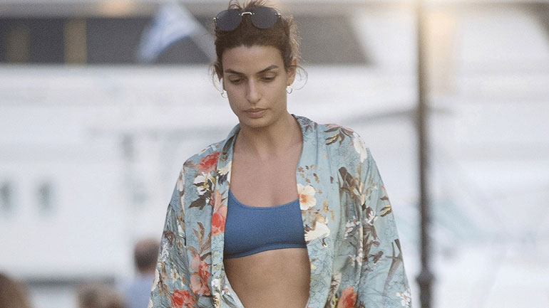 Το φλοράλ κιμονό που επέλεξε η Τόνια Σωτηροπούλου για τις καλοκαιρινές της εξορμήσεις