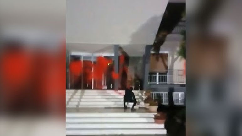 Λαμία: Παρέμβαση με μπογιές στην Περιφέρεια Στερεάς Ελλάδας από το Ρουβίκωνα