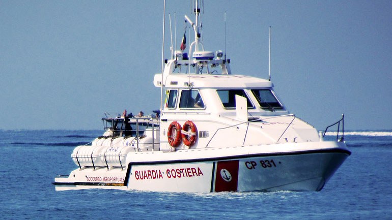 Ιταλία: Αγνοούνται μετανάστες έπειτα από έκρηξη σε πλεούμενο ανοικτά των ακτών της Καλαβρίας