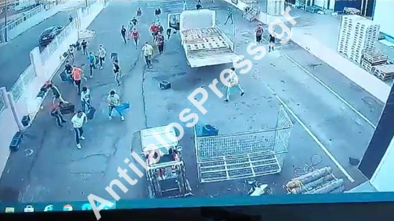 Ισχυρές αστυνομικές δυνάμεις στο Τυμπάκι μετά την αιματηρή συμπλοκή Ελλήνων και Πακιστανών – Βίντεο από τα επεισόδια