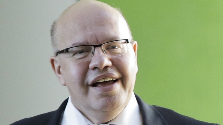 Πέτερ Αλτμάιερ: Παραβιάζουν το Σύνταγμα όσοι φτύνουν πολιτικούς