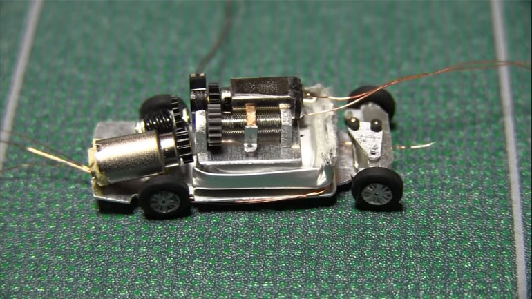 Ένα μικροσκοπικό αυτοκίνητο με ραδιόφωνο