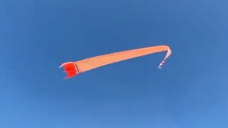 Χαρταετός σήκωσε 3χρονο κοριτσάκι στον αέρα Χαρταετός σήκωσε 3χρονο κοριτσάκι στον αέρα