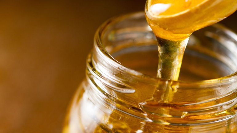 Βοηθά το μέλι στο κρυολόγημα; Τι δείχνουν οι μελέτες