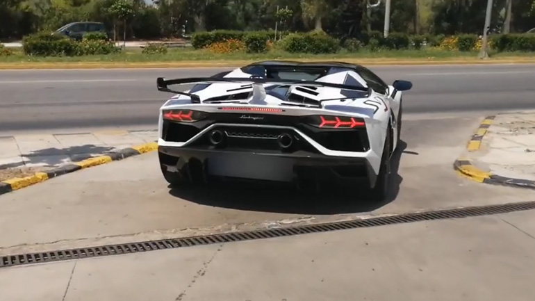 Μία σπάνια Lamborghini Aventador SVJ με ελληνικές πινακίδες!