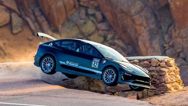 Πήγε για το ρεκόρ αλλά κατέληξε στα βράχια!