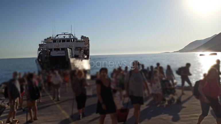 Συνωστισμός σε πλοίο στα Χανιά: Επιβάτες παρέμειναν ακόμα και μέσα στα αυτοκίνητά τους