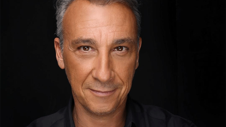 Mίνως Μάτσας: «Ο κόσμος μόνο όταν τον μοιράζεσαι υπάρχει» στη Ρωμαϊκή Αγορά