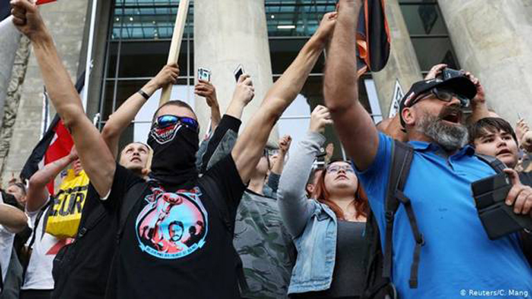 Σταϊνμάιερ για τα επεισόδια σε διαδήλωση κατά των μέτρων: «Επίθεση στην καρδιά της δημοκρατίας μας»