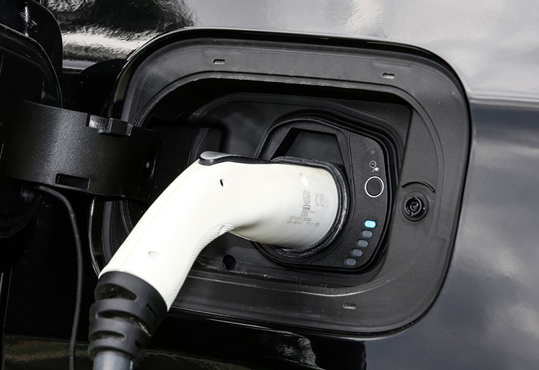 Οι εκδόσεις 4xe φορτίζουν τις μπαταρίες και από μία απλή πρίζα...