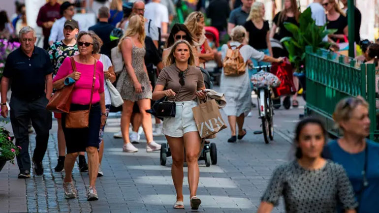 Όλοι μάσκες και η Σουηδία χώρια