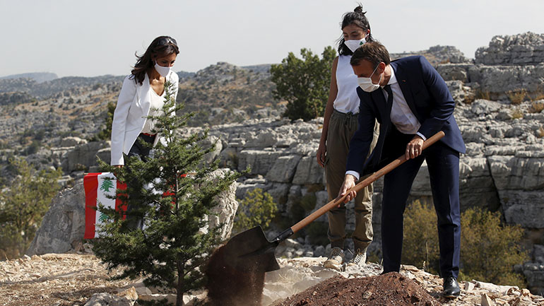 Ο πρόεδρος Μακρόν φυτεύει έναν κέδρο για να τιμήσει τα 100 χρόνια από την ανακήρυξη του Κράτους του Μείζονος Λιβάνου