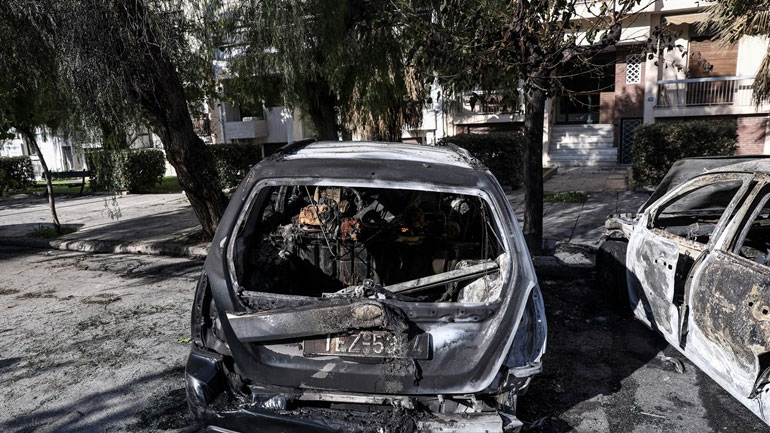 Μπαράζ εμπρησμών οχημάτων σε Παλλήνη, Ασπρόπυργο και Καλλιθέα