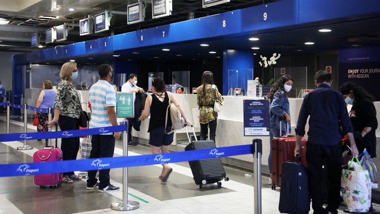 Μόνο με αρνητικό τεστ Covid-19 θα εισέρχονται ταξιδιώτες από Ρωσία στην Ελλάδα