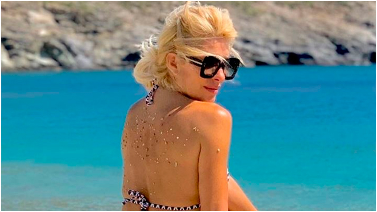 Η Ελένη Μενεγάκη υποδέχεται τον Σεπτέμβριο στην παραλία