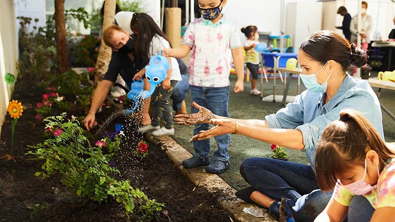 Ο Harry και η Meghan φύτεψαν το αγαπημένο λουλούδι της πριγκίπισσας Diana σε παιδικό σταθμό στο Los Angeles